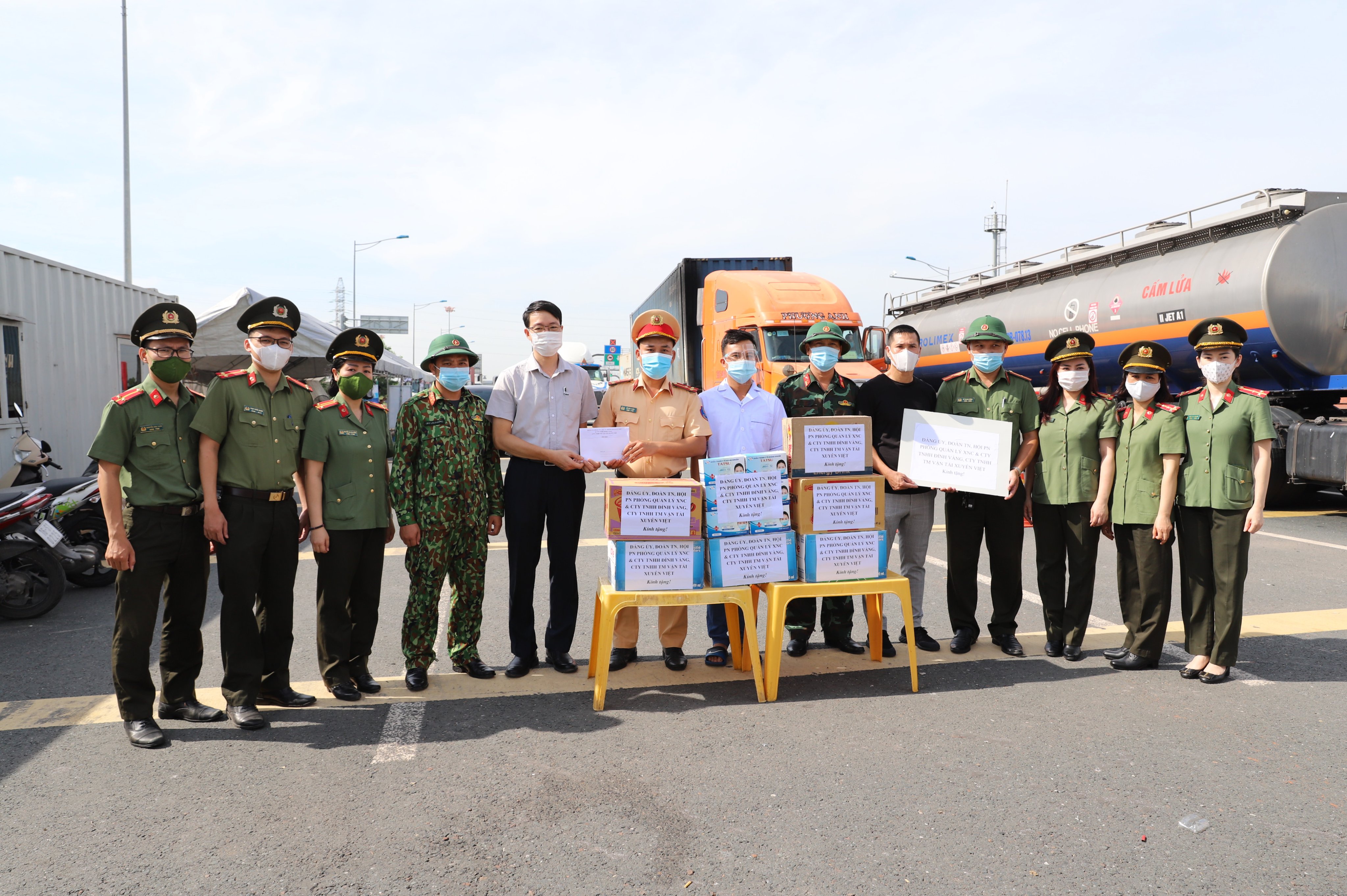 Phòng Quản lý xuất nhập cảnh - CATP phối hợp cùng doanh nghiệp tặng quà 13 chốt  và Trạm Công an cửa khẩu sân bay Cát Bi